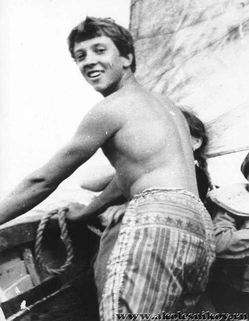 1986 Шардаков Володя на шлюпке:- ''Эх вы, салабоны!''